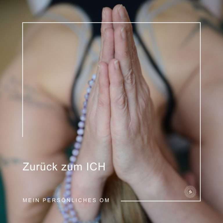 weibliche Hände im Anjali-Mudra mit einer Mala zwischen den Fingern