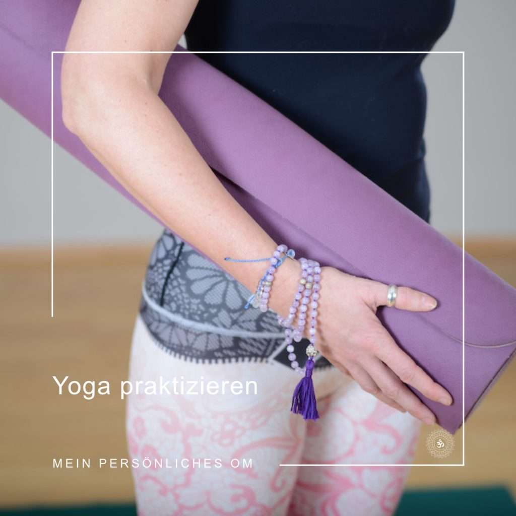 Torso einer Frau in Yogakleidung mit einer Yogamatte unter dem Arm