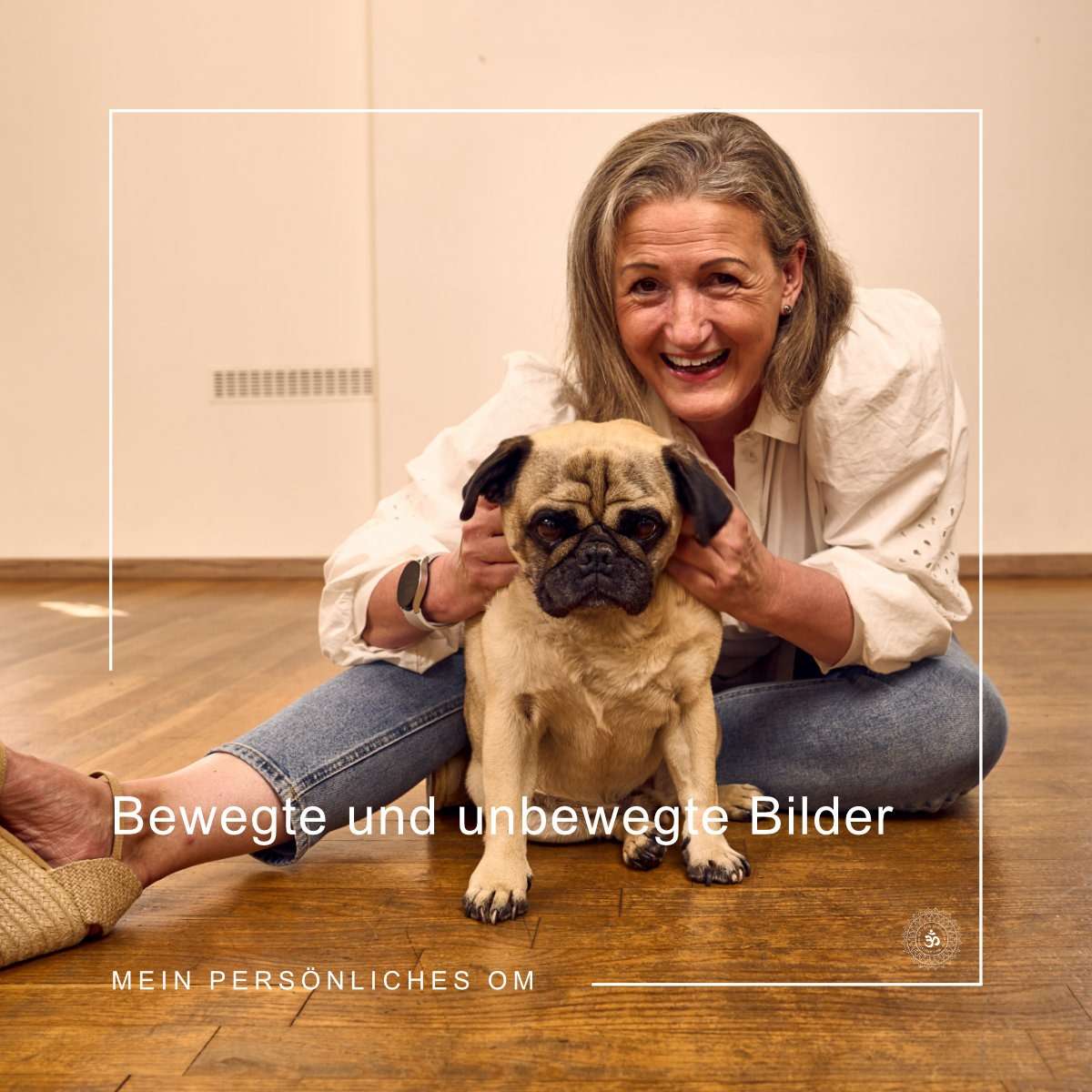 Frau mit Mops sitzen auf dem Fußboden und lächeln in die Kamera