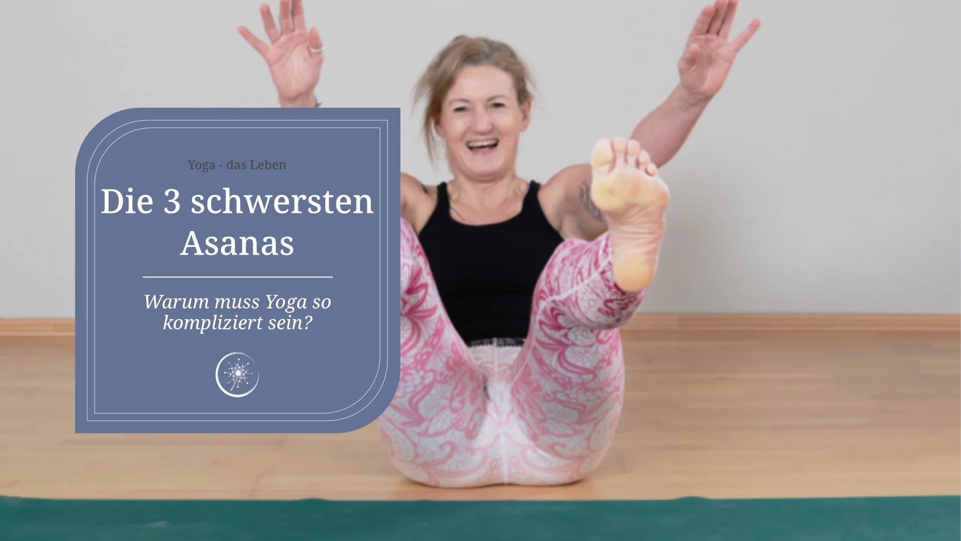 Die 3 schwersten Asanas im Alltag - eine lachende Frau fällt auf den Po hinter einer Yogamatte