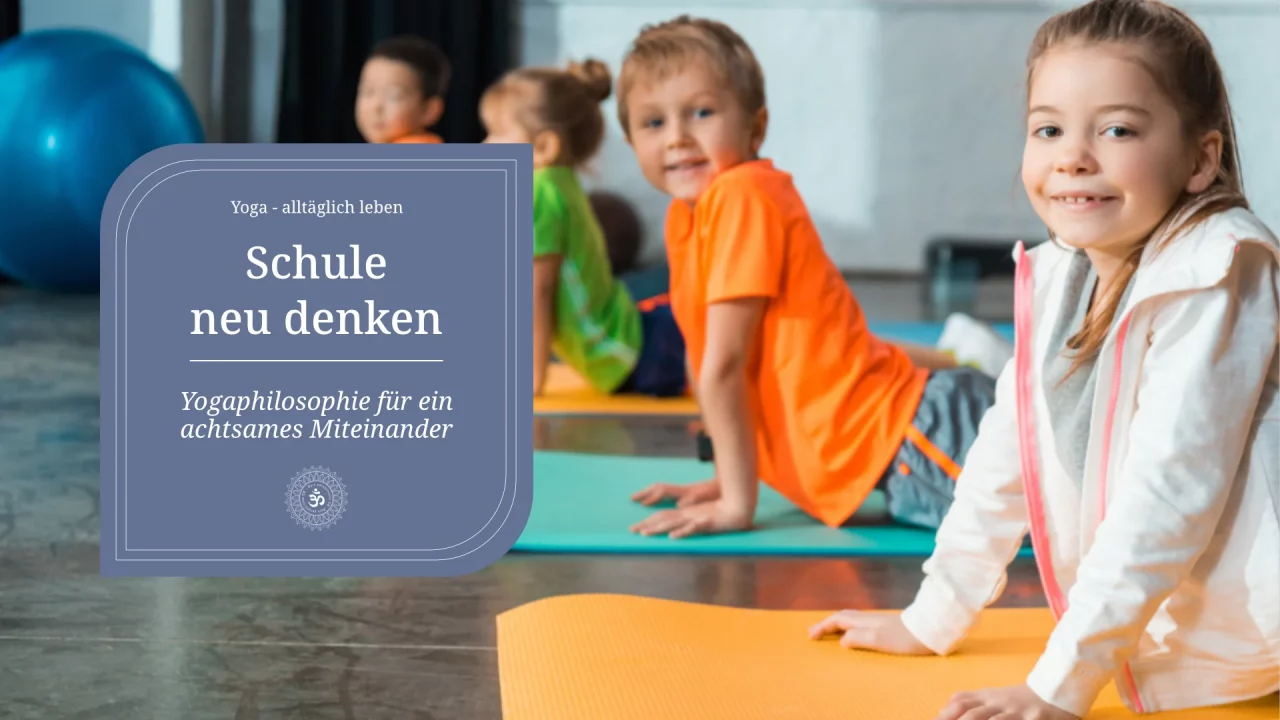 Schule neu denken - Selektiver Fokus multikultureller Kinder, die sich im Schulzimmer in der Yoga-Cobra dehnen