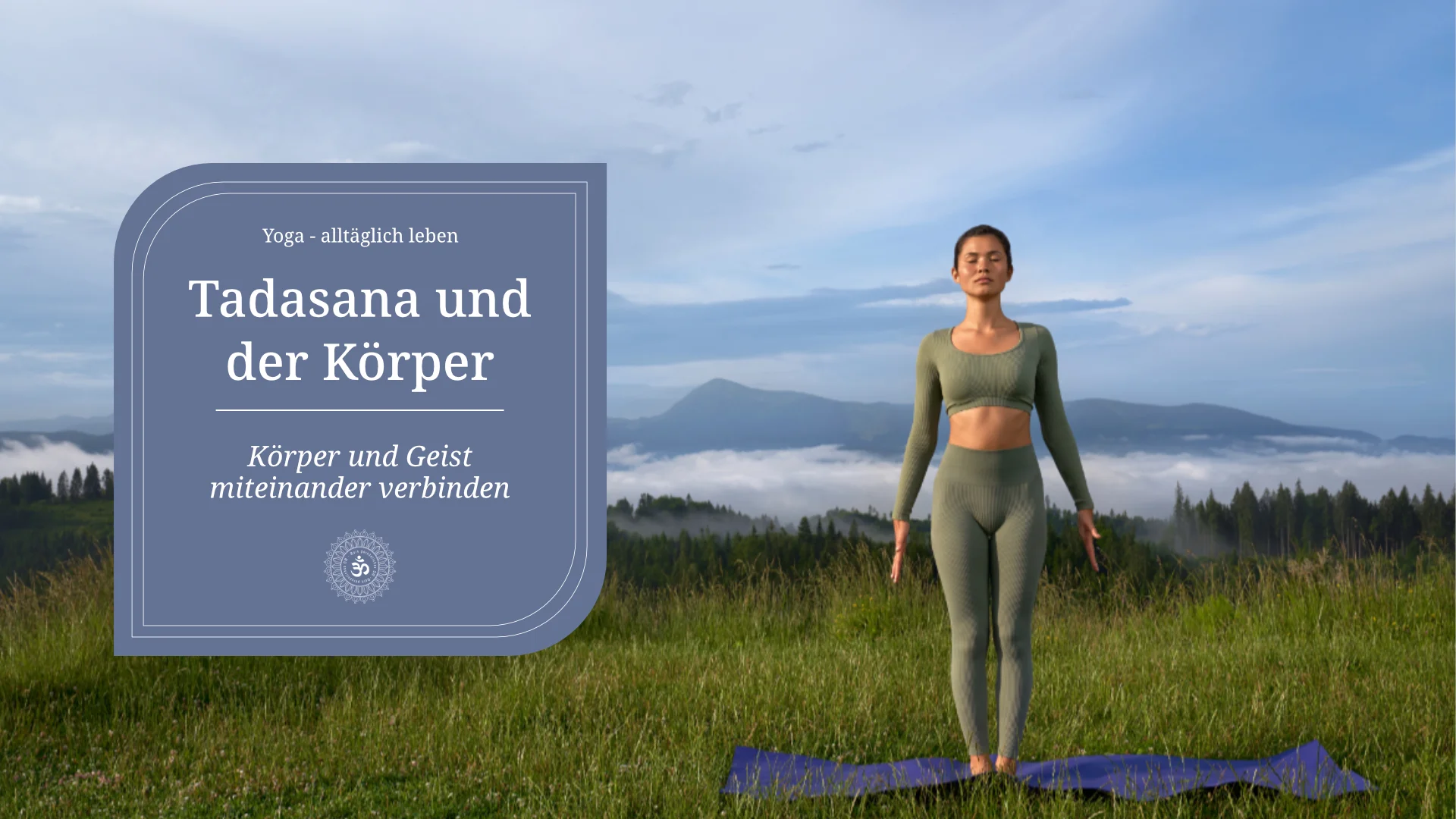 Tadasana und der Körper - sportliche junge Frau in Yoga-Kleidung meditiert auf einer Wiese vor Bergkulisse in Tadasana
