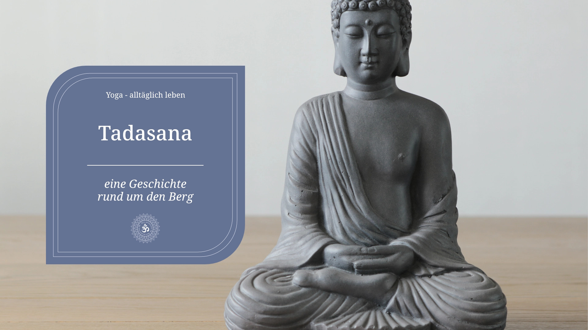 Tadasana in einer Geschichte - Buddhastatue auf einem Tisch vor einem hellen Hintergrund