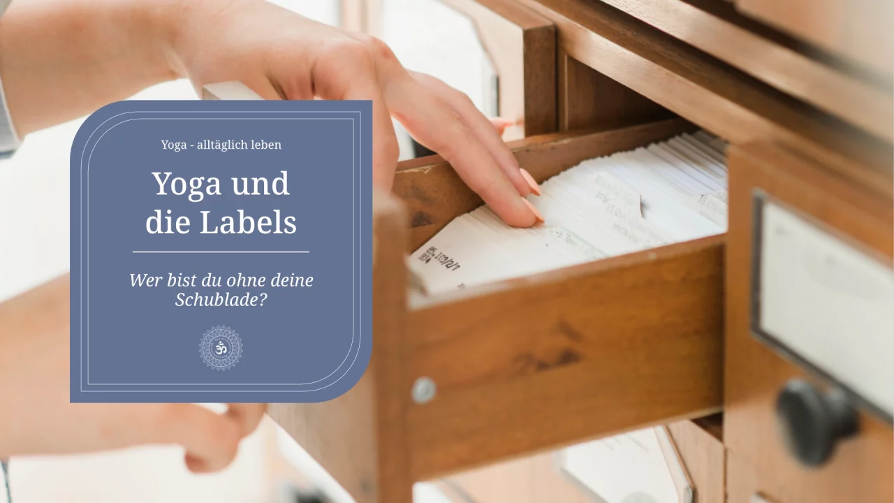 Yoga und die Labels - Hände suchen Karteikarte in der Schublade