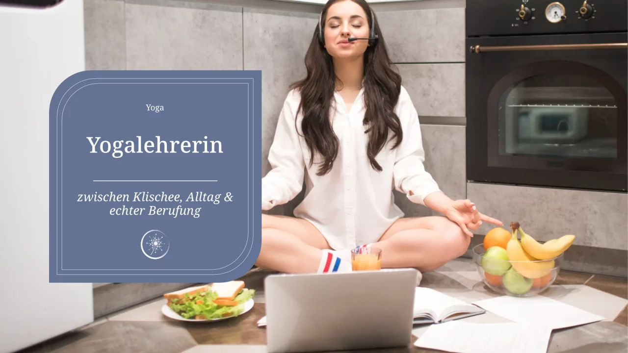 Yogalehrerin zwischen Klischee und Alltag - Schöne schwarzhaarige Frau arbeitet von zu Hause aus. Ein weibliches Model sitzt in einer Yoga-Pose auf dem Küchenboden. Das Ende einer ausgeglichenen und ruhigen Arbeit.