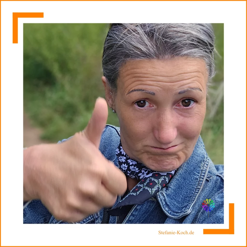 Stefanie Koch - locker mit Dauem hoch in die Kamera lächelnd - ganz persönlich