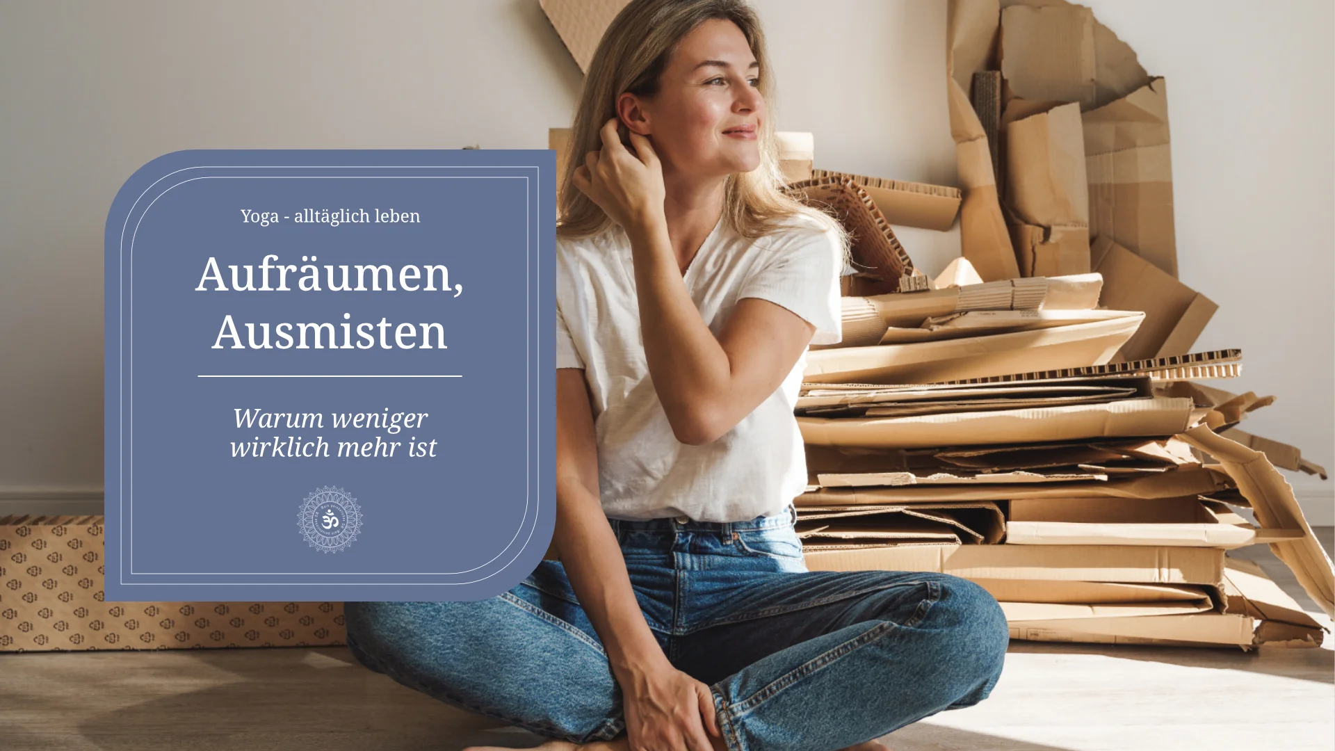 Aufräumen, Ausmisten - blonde junge Frau sitzt von einem Stapel ordentlich zusammengefalteter Papkartons und lächelt zufrieden