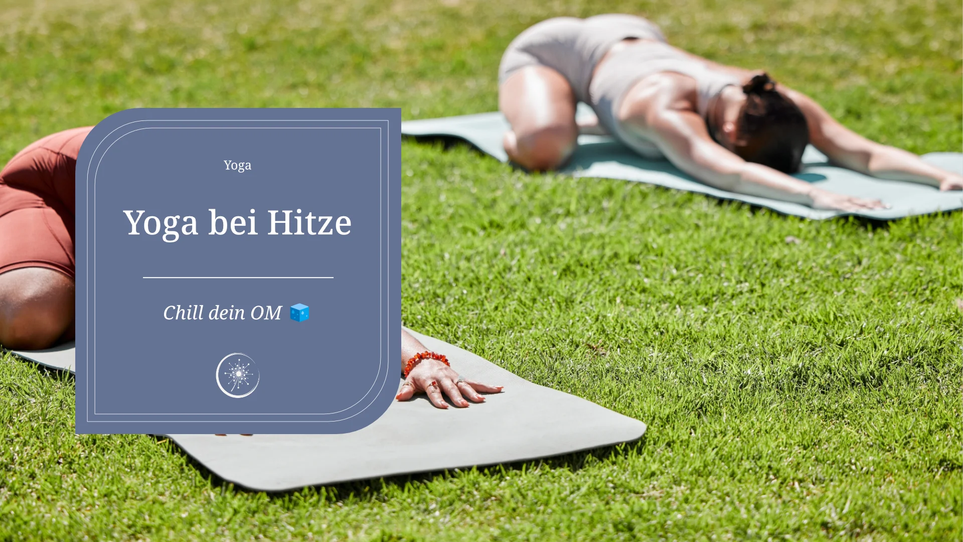 Yoga bei Hitze - zwei Frauen in der Child-Poste auf einer Yogamatte auf einem grünen Rasen