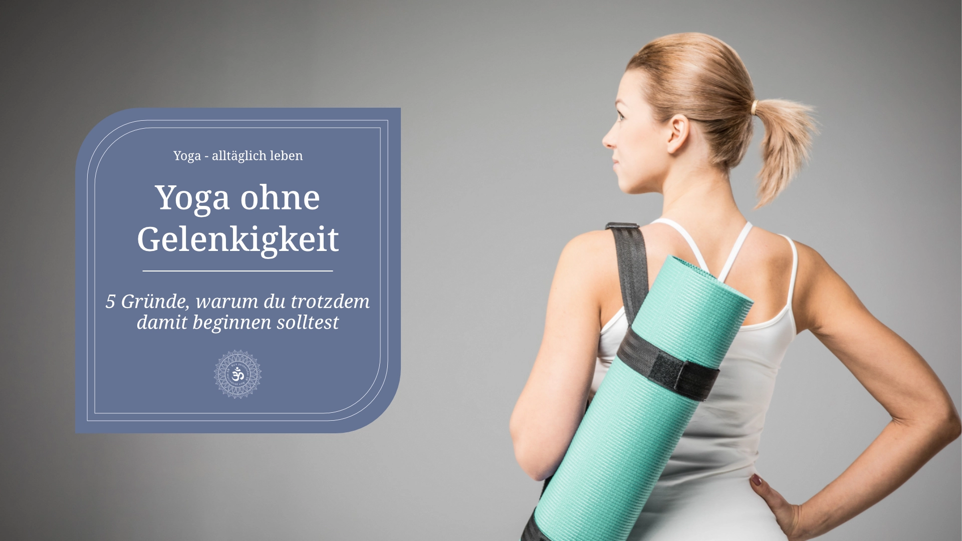 Yoga ohne Gelenkigkeit - blonde, junge Frau von hinten fotogafiert; Mit zusammengerollter Yogamatte über der Schulter