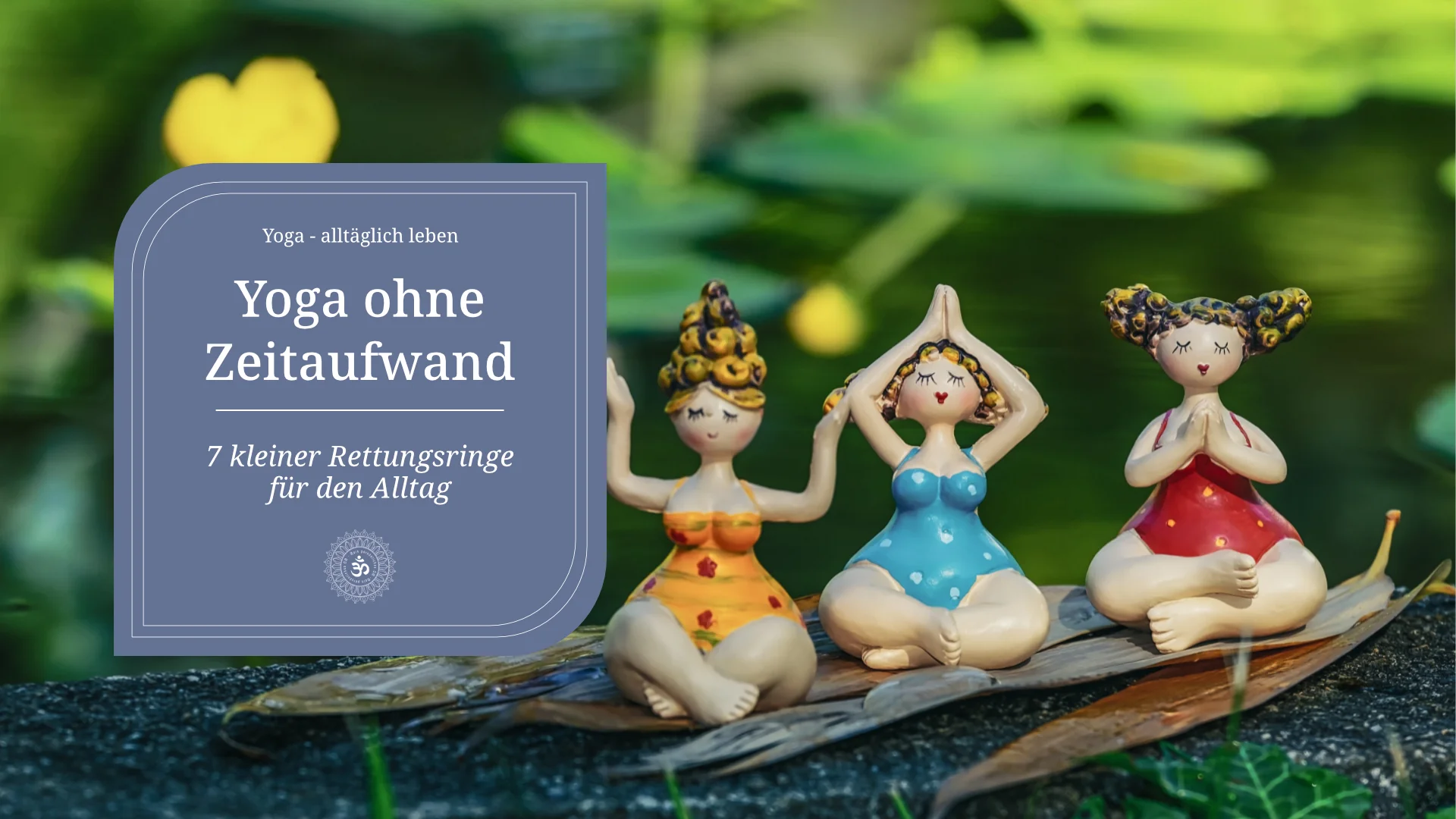 Yoga ohne Zeitaufwand - drei füllige weibliche, bunte Gipsfiguren sitzen in Meditationshaltung auf einem Blatt