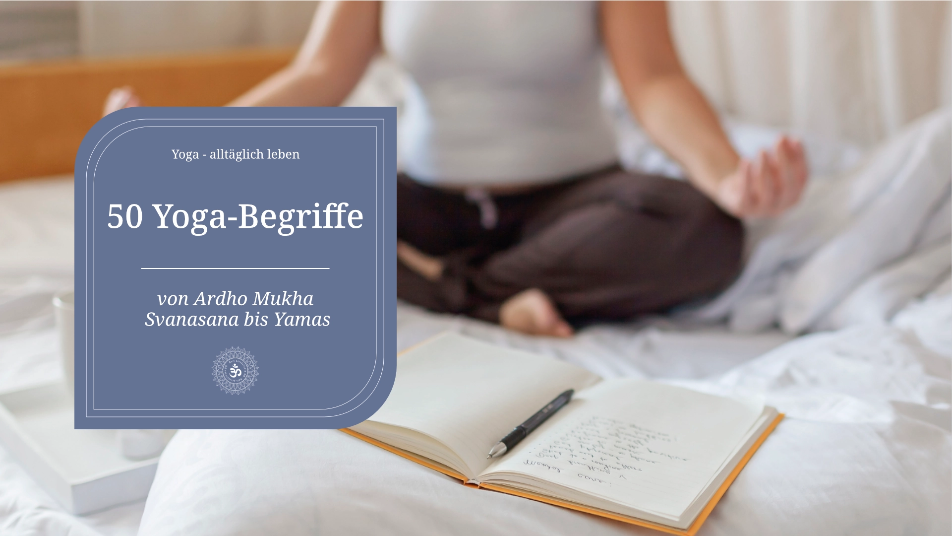50 Yoga-Begriffe - eine Frau sitzt auf im Mditationssitz auf einem Bett, vor ihr liegt ein Buch. Es ist nur der Unterkörper zu sehen