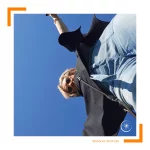 Frau steht mit ausgebreiteten Armen über der Kameralinse