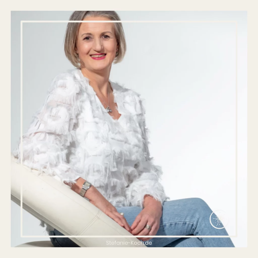 Stefanie Koch - locker in die Kamera lächelnd; Verabschiedung"Depression ist Bunt"