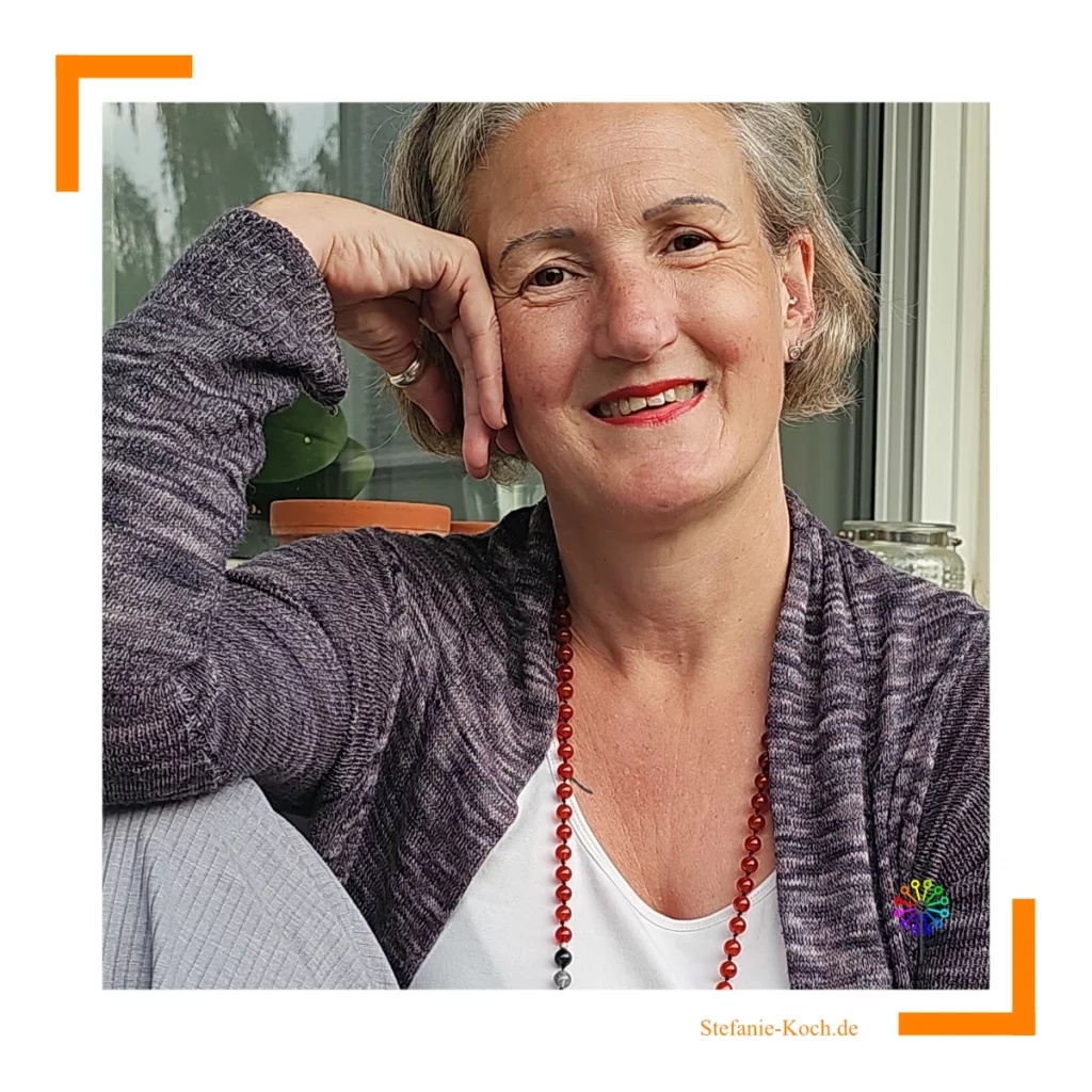 Stefanie Koch - locker in die Kamera lächelnd; Titelbild "Depression ist Bunt"