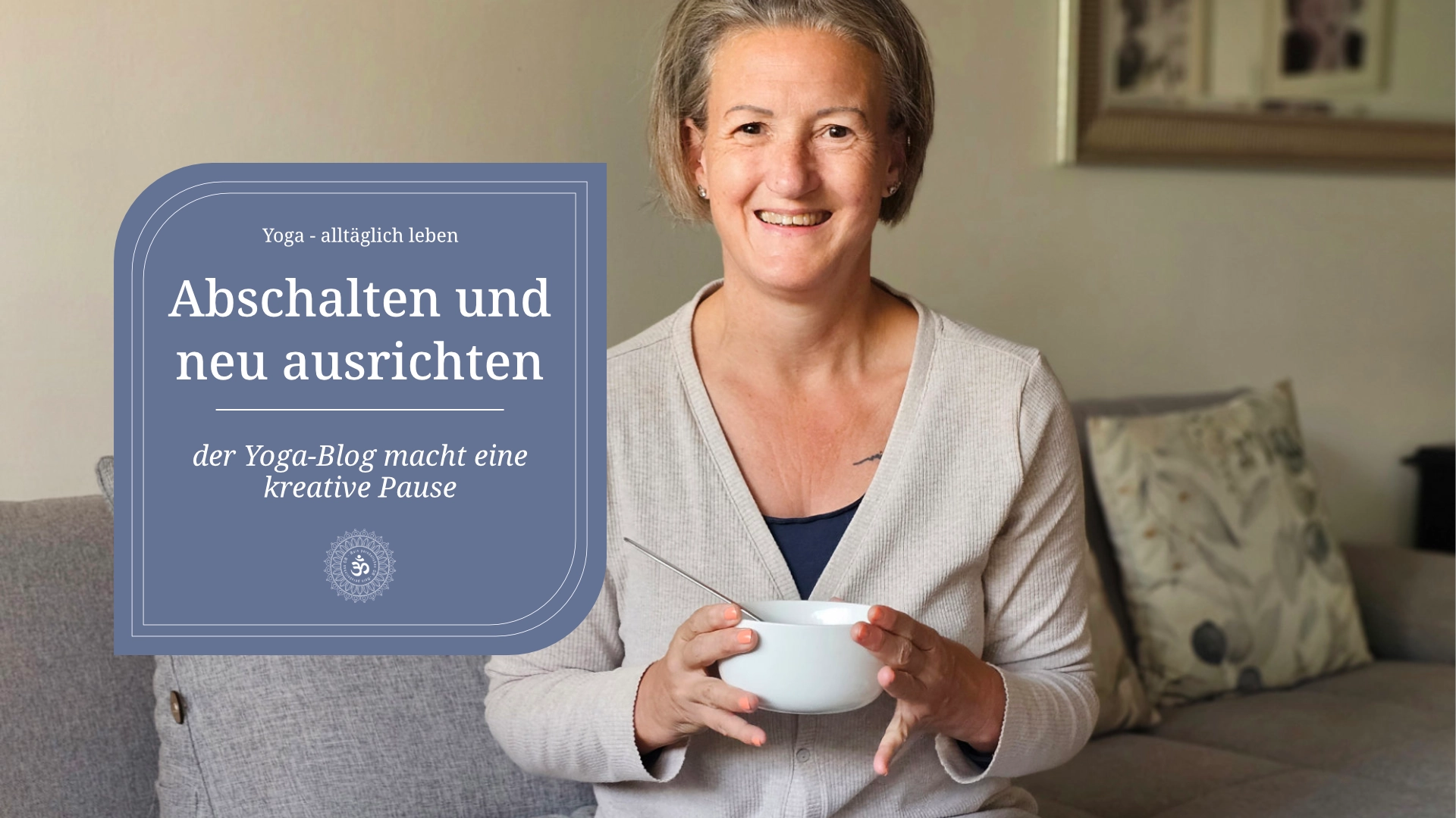 Abschalten und neu Ausrichten - Frau sitzt mit auf einem Sofa und schaut in die Kamera