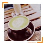 Eine Tasse Matcha-Latte mit Milchherz