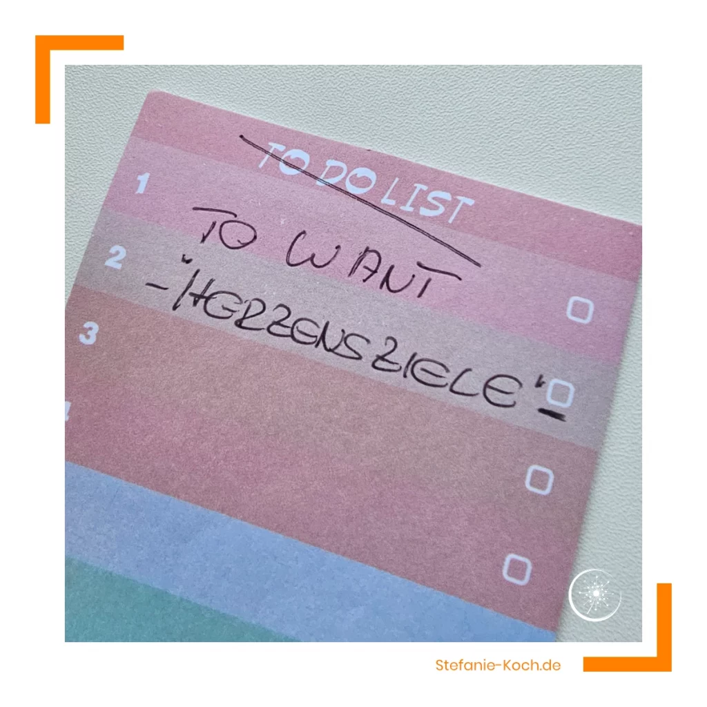 „Handschriftlich geänderter Zettel: ‚To Do Liste‘ durchgestrichen, ersetzt durch ‚To Want – Herzensziele‘“