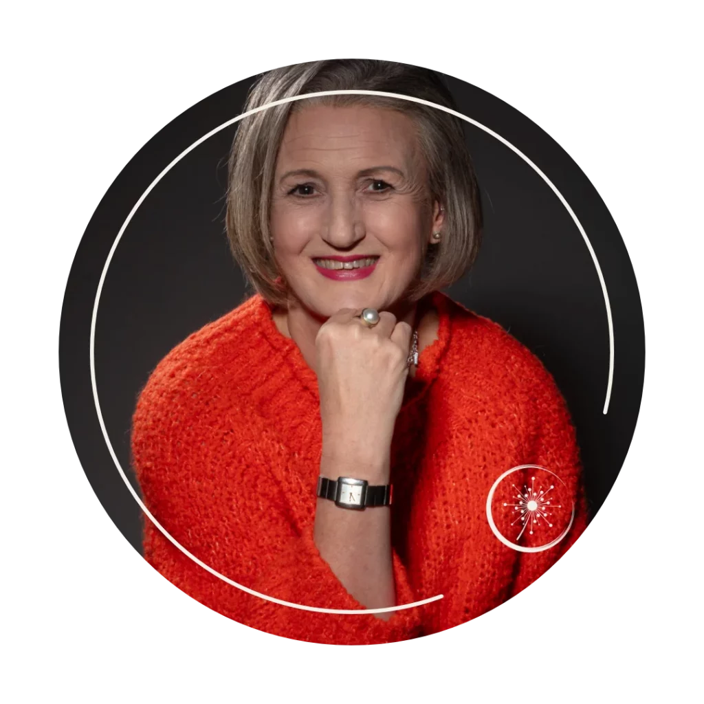 Das bewusste Jahr meines Lebens - Die Blog-Autorin lächelt in die Kamera. In einem orangefarbenen Pullover, vor einem dunklen Hintergrund