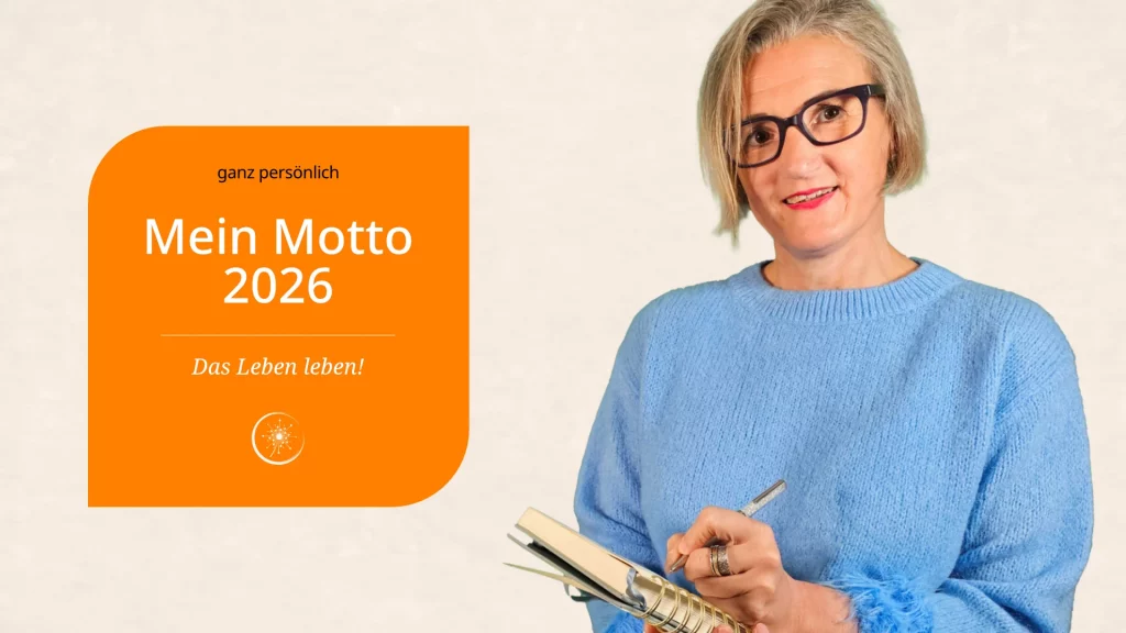 Mein Motto 2026 - Stefanie Koch in Frontalaufnahme im blauen Pullover mit Spiralblock und Kugelschreiber in der Hand