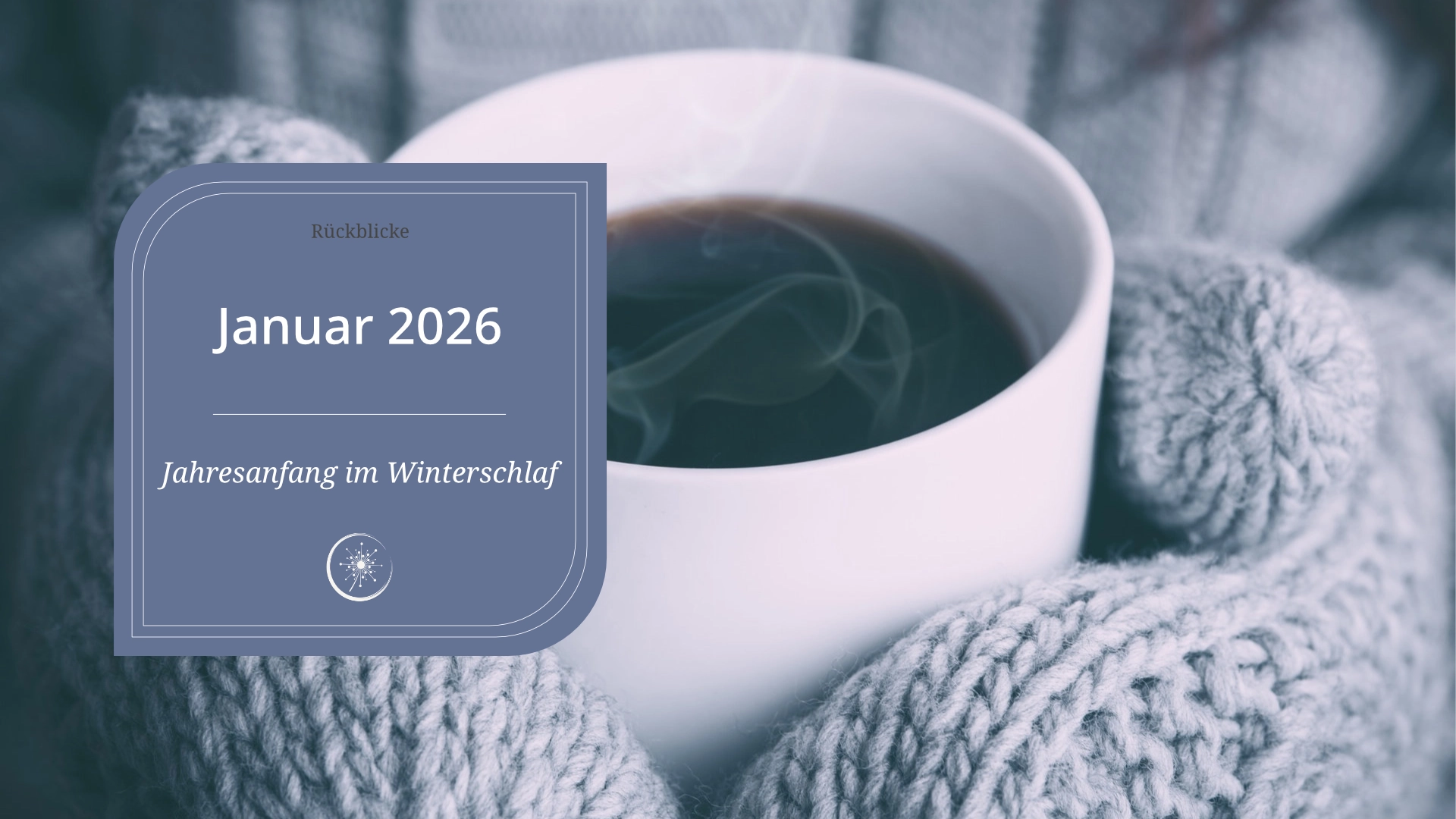 Januar 2026 - zwei Hände in dicken Wollfäustlingen halten einen dampfenden Becher Kaffee