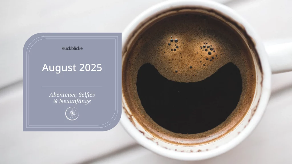 August 2025 - Blick von oben in eine Kaffeetasse. Der Kaffeeschaum bieldet ein Gesicht.