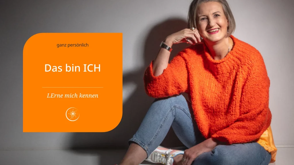 Archiv Ganz Persönlich - Frau mittleren ALterns sitzt im orangefarbenen Pullover und Jeans loker auf dem Fußboden