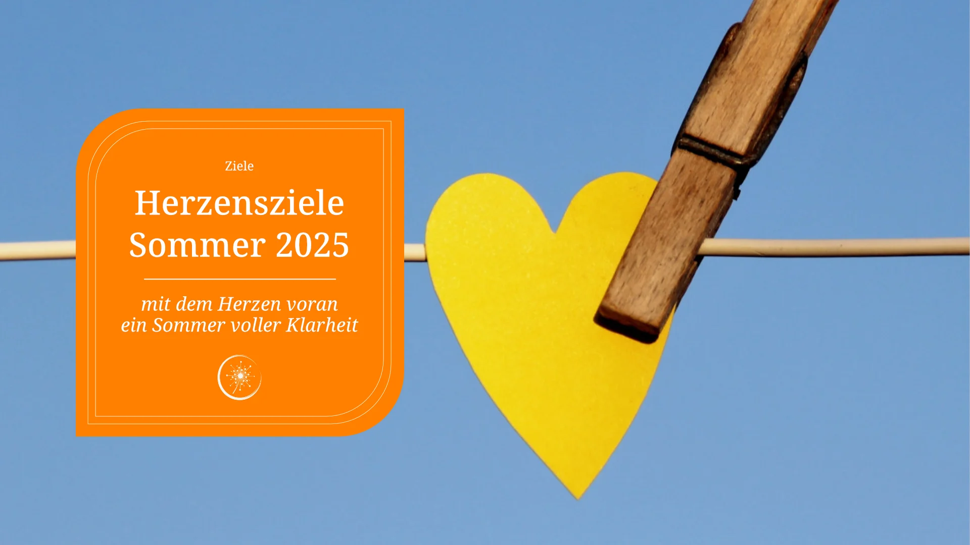 Herzensiele Sommer 2025 - ein gelbes Papierherz ist mit einer Holzwäscheklammer an einer Wäscheleine befestigt