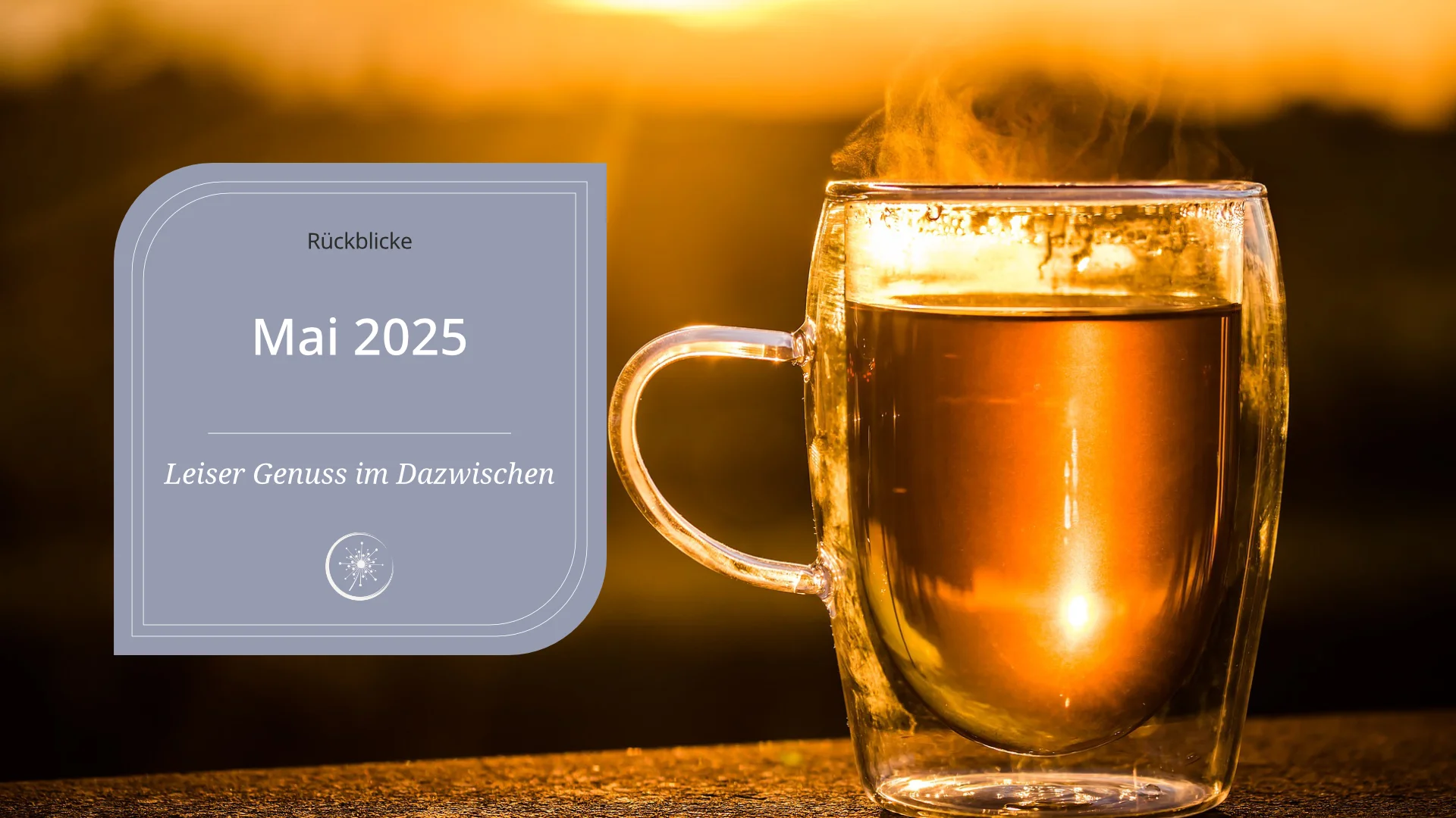 Mai 2025 - ein Glastetasse auf einer Mauer, die Sonne geht auf und reflektiert im Tee