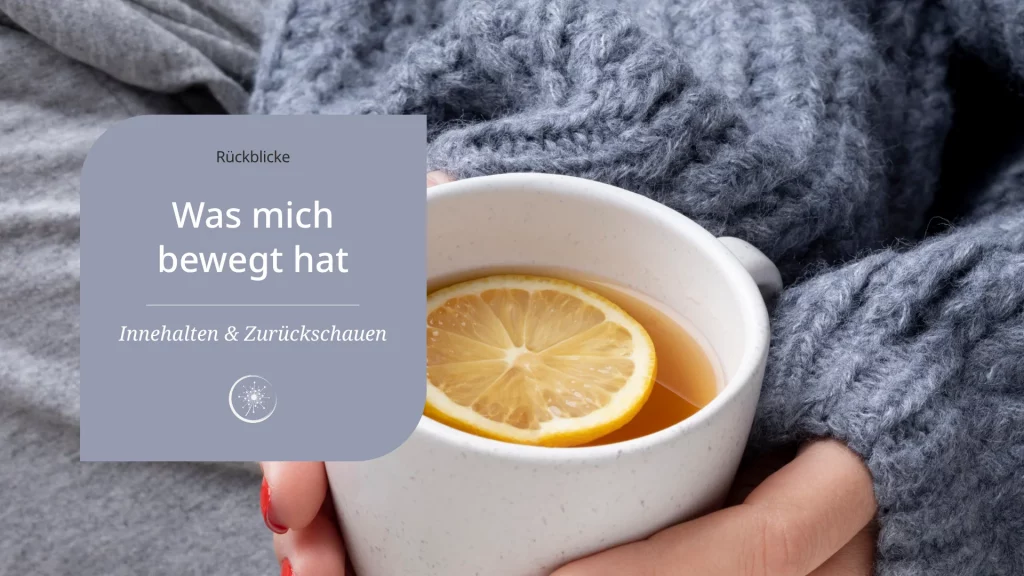 Archiv Rückblicke - Frauenhände halten eine weiße Keramiktasse mit Tee und einer Zitronenscheide in der Hand