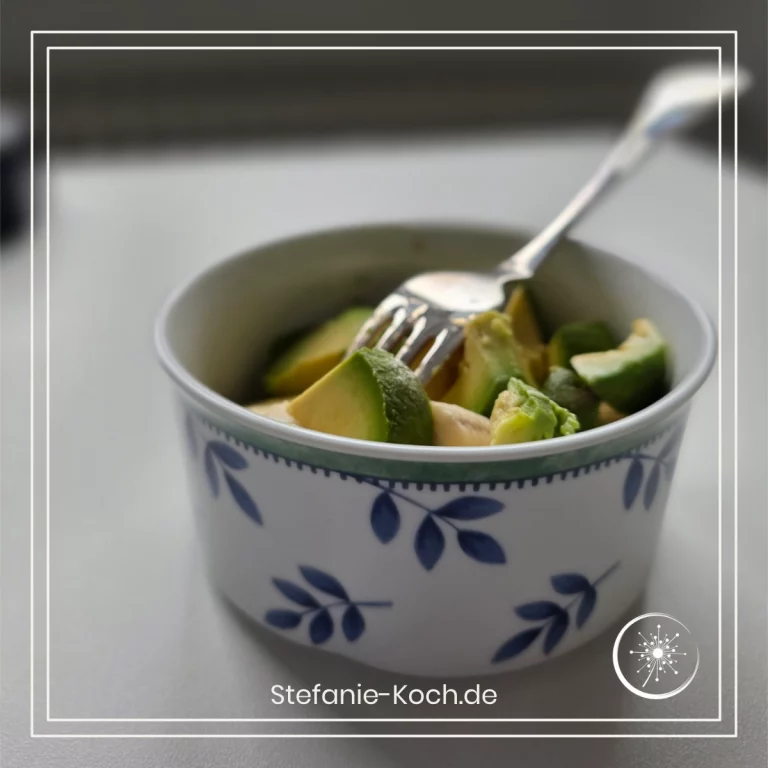 Porzellanschale mit geschnittenen Avocado- und Bananenscheiben in Großauafnahme