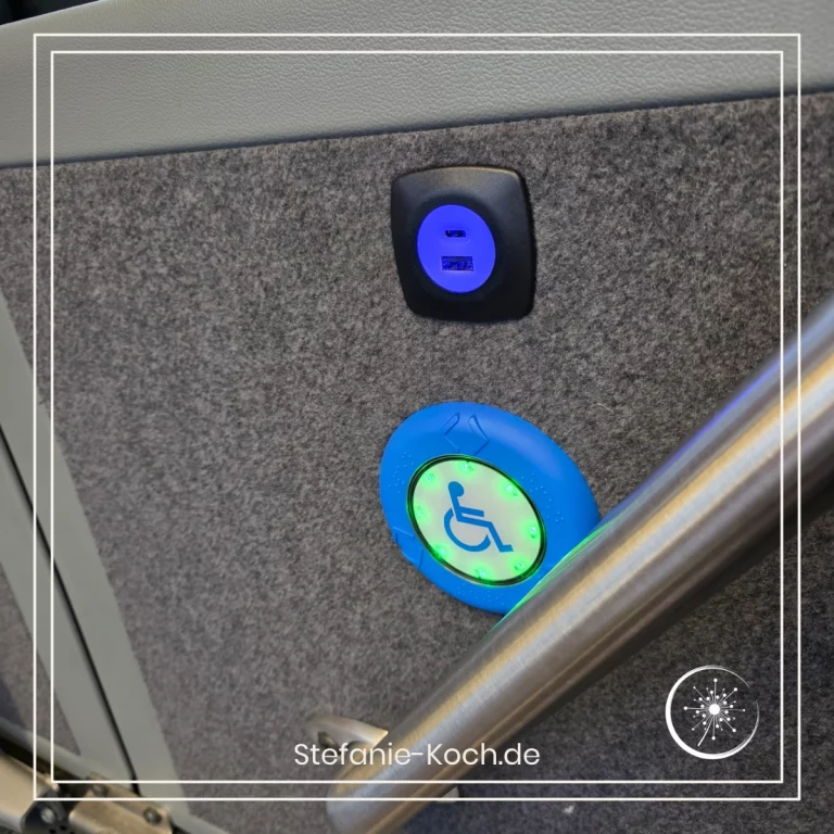 Ladebuchse für Handies in einem Bus.