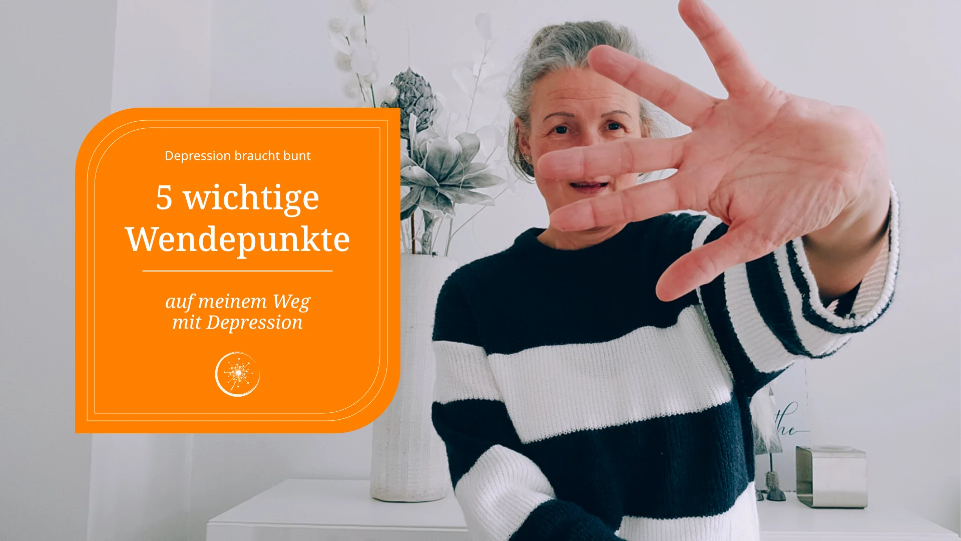 Mein Weg mit Depression - Frau sitzt vor der Kamera und hält eine Hand dem Objektiv entgegen. Frontalaufnahme