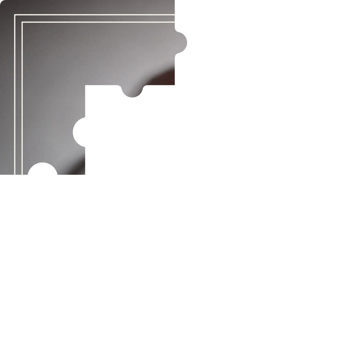 Puzzleteil eines Bildes - Frau sitzt in Jeans und orangefarbenen Pullover auf dem Fußboden.