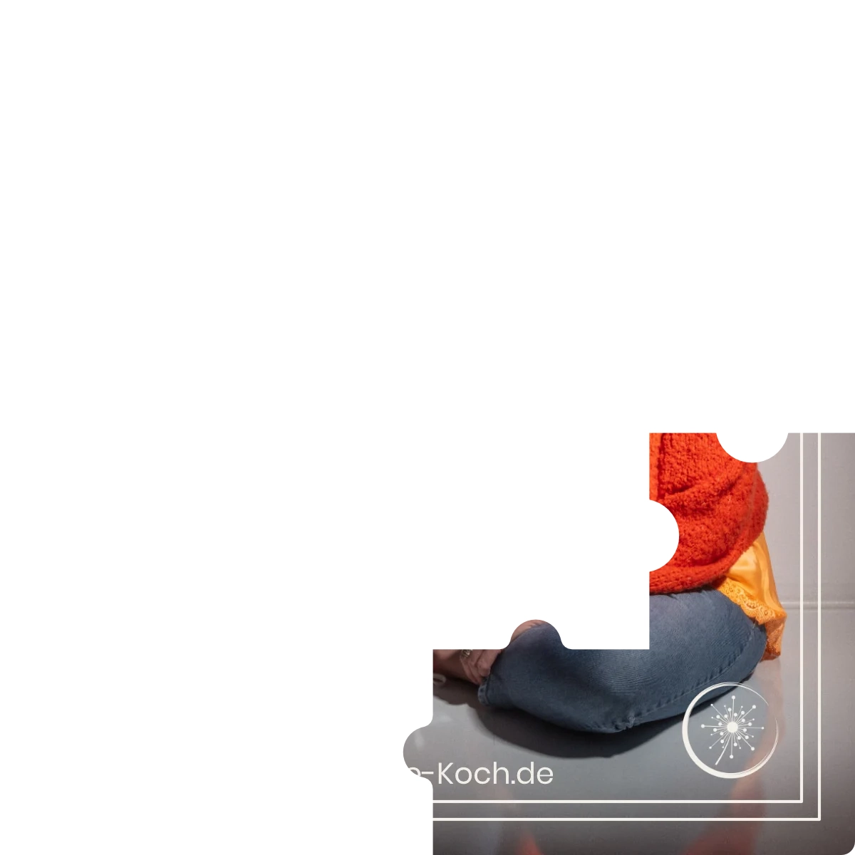 Puzzleteil eines Bildes - Frau sitzt in Jeans und orangefarbenen Pullover auf dem Fußboden.