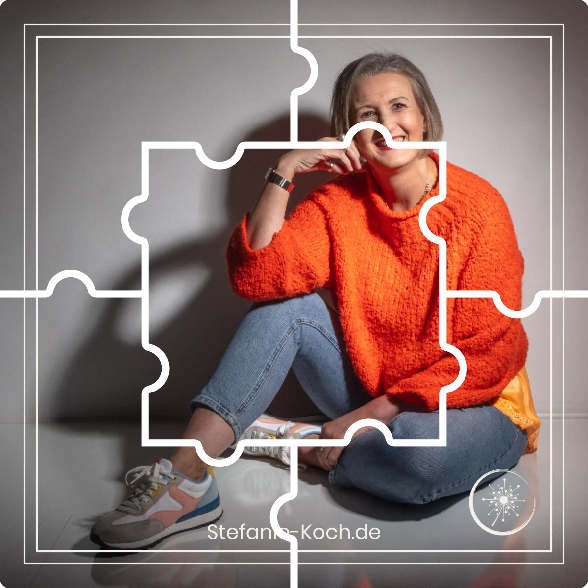 Ein Bild aus fünf Puzzleteilen - Frau sitzt in Jeans und orangefarbenen Pullover auf dem Fußboden.