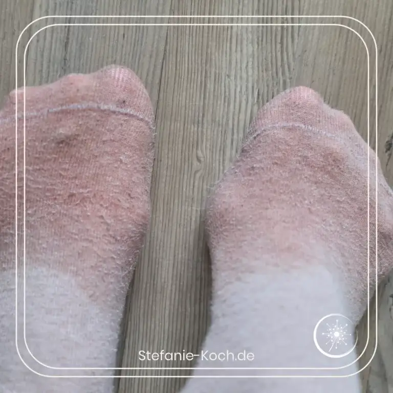 Blick von oben auf Füße in nassen Socken