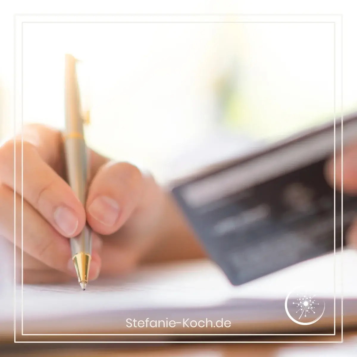 Das Prinzip des Dopamin-Kontos - Hand mit Stift und Kreditkarte über Antragsformular.