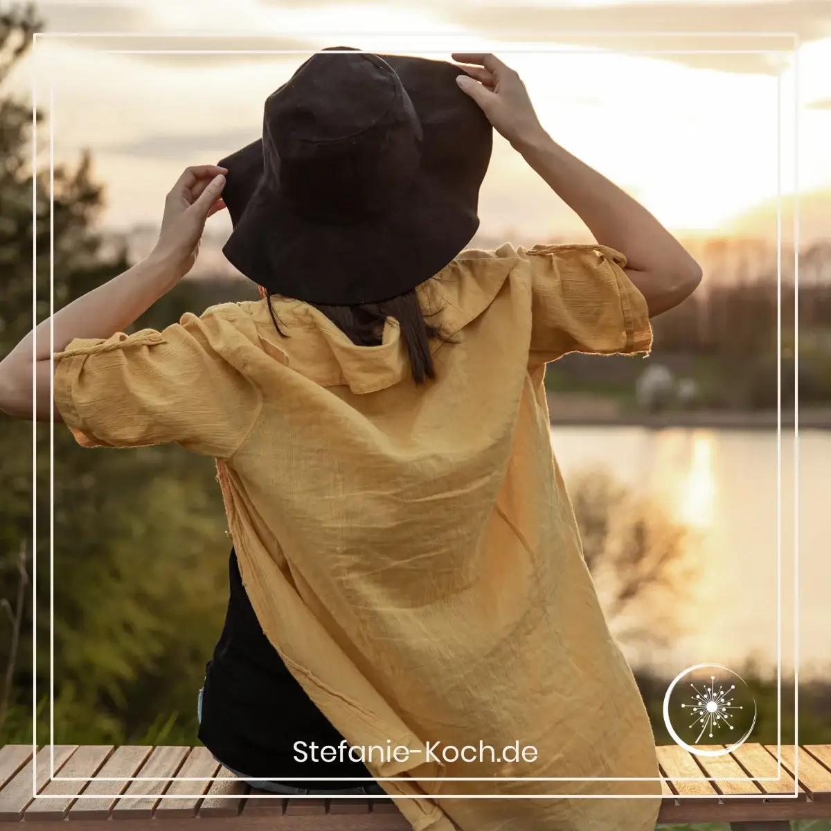 Das tägliche Refill - Rückansicht eines Mädchens mit Hut, das den Sonnenuntergang auf einer Bank im Wald genießt.