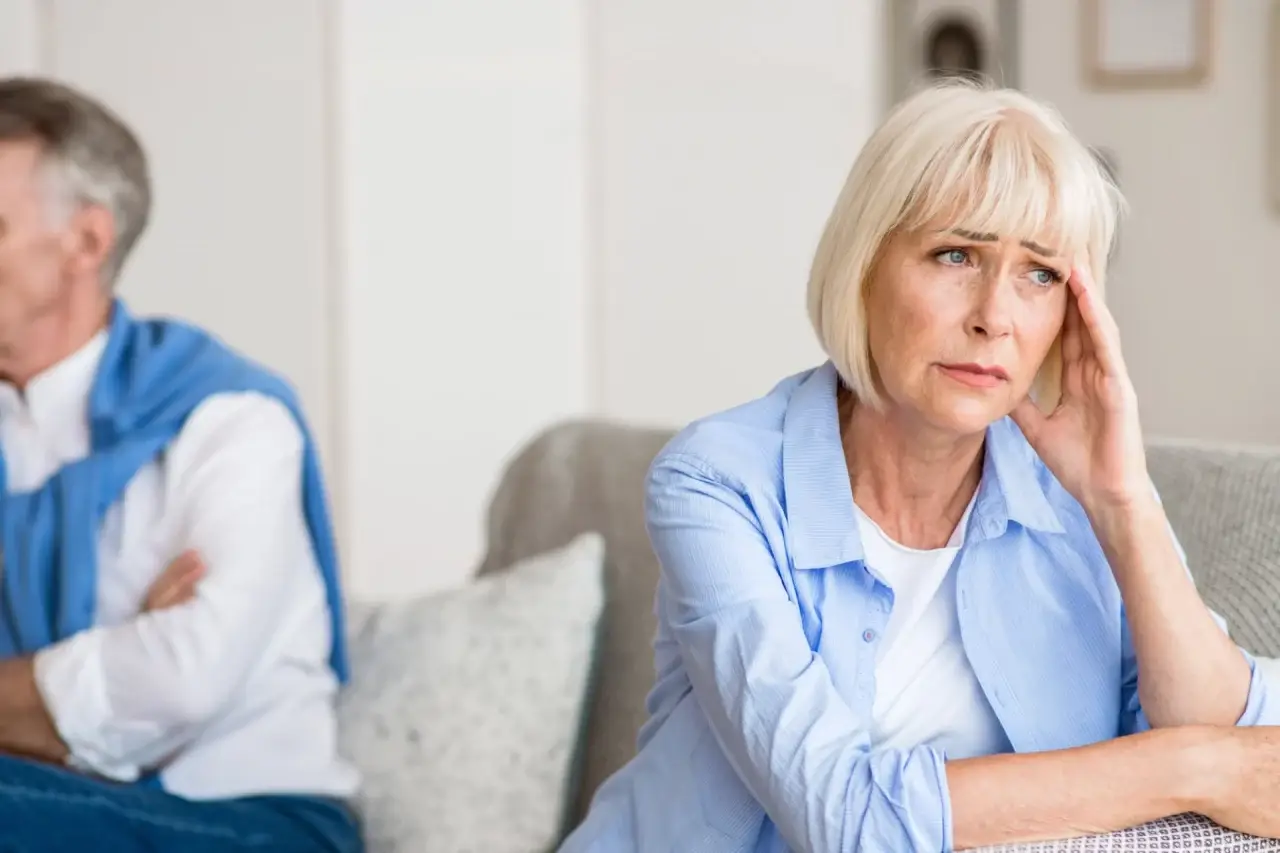 1o Sätze, die depressive Menschen nichthören wollen - Traurige ältere Frau nach einem Streit mit ihrem Mann