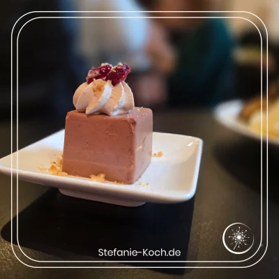 ein Dessertteller mit einem Schokoladentörtchen